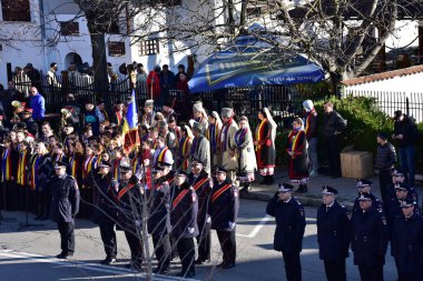 TARGU JIU, ROMANIA, ARMANIA 01 Aralık 2022 Romanya Ulusal Günü 'nde Trgu Jiu şehrinin merkezinde kent sakinlerinin de desteğiyle gerçekleştirilen gösterilerle