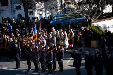 TARGU JIU, ROMANIA, ARMANIA 01 Aralık 2022 Romanya Ulusal Günü 'nde Trgu Jiu şehrinin merkezinde kent sakinlerinin de desteğiyle gerçekleştirilen gösterilerle