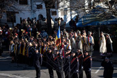 TARGU JIU, ROMANIA, ARMANIA 01 Aralık 2022 Romanya Ulusal Günü 'nde Trgu Jiu şehrinin merkezinde kent sakinlerinin de desteğiyle gerçekleştirilen gösterilerle