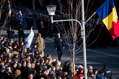 TARGU JIU, ROMANIA, ARMANIA 01 Aralık 2022 Romanya Ulusal Günü 'nde Trgu Jiu şehrinin merkezinde kent sakinlerinin de desteğiyle gerçekleştirilen gösterilerle