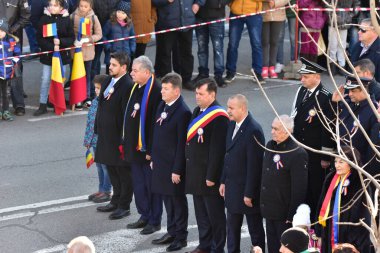 TARGU JIU, ROMANIA, ARMANIA 01 Aralık 2022 Romanya Ulusal Günü 'nde Trgu Jiu şehrinin merkezinde kent sakinlerinin de desteğiyle gerçekleştirilen gösterilerle
