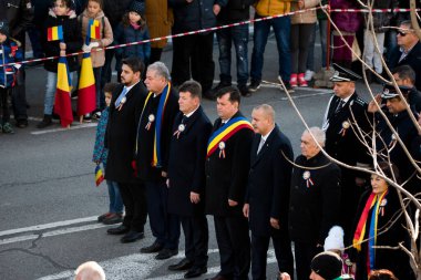 TARGU JIU, ROMANIA, ARMANIA 01 Aralık 2022 Romanya Ulusal Günü 'nde Trgu Jiu şehrinin merkezinde kent sakinlerinin de desteğiyle gerçekleştirilen gösterilerle