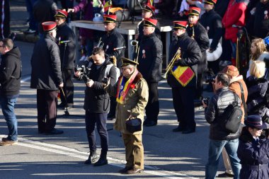 TARGU JIU, ROMANIA, ARMANIA 01 Aralık 2022 Romanya Ulusal Günü 'nde Trgu Jiu şehrinin merkezinde kent sakinlerinin de desteğiyle gerçekleştirilen gösterilerle