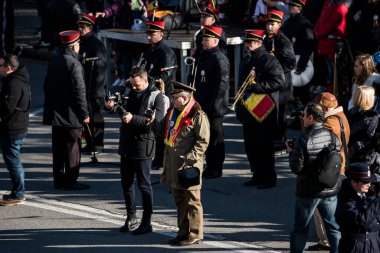 TARGU JIU, ROMANIA, ARMANIA 01 Aralık 2022 Romanya Ulusal Günü 'nde Trgu Jiu şehrinin merkezinde kent sakinlerinin de desteğiyle gerçekleştirilen gösterilerle