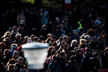 TARGU JIU, ROMANIA, ARMANIA 01 Aralık 2022 Romanya Ulusal Günü 'nde Trgu Jiu şehrinin merkezinde kent sakinlerinin de desteğiyle gerçekleştirilen gösterilerle