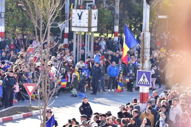 TARGU JIU, ROMANIA, ARMANIA 01 Aralık 2022 Romanya Ulusal Günü 'nde Trgu Jiu şehrinin merkezinde kent sakinlerinin de desteğiyle gerçekleştirilen gösterilerle