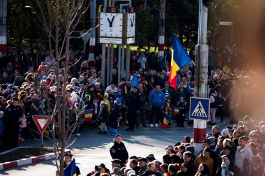 TARGU JIU, ROMANIA, ARMANIA 01 Aralık 2022 Romanya Ulusal Günü 'nde Trgu Jiu şehrinin merkezinde kent sakinlerinin de desteğiyle gerçekleştirilen gösterilerle