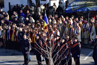 TARGU JIU, ROMANIA, ARMANIA 01 Aralık 2022 Romanya Ulusal Günü 'nde Trgu Jiu şehrinin merkezinde kent sakinlerinin de desteğiyle gerçekleştirilen gösterilerle