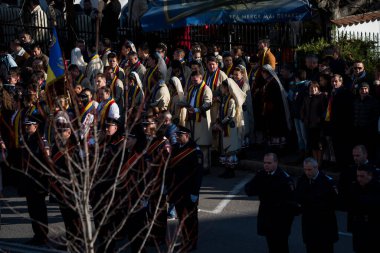 TARGU JIU, ROMANIA, ARMANIA 01 Aralık 2022 Romanya Ulusal Günü 'nde Trgu Jiu şehrinin merkezinde kent sakinlerinin de desteğiyle gerçekleştirilen gösterilerle