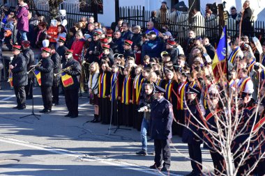 TARGU JIU, ROMANIA, ARMANIA 01 Aralık 2022 Romanya Ulusal Günü 'nde Trgu Jiu şehrinin merkezinde kent sakinlerinin de desteğiyle gerçekleştirilen gösterilerle