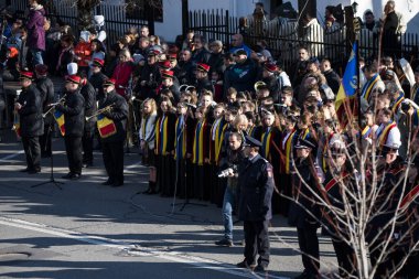 TARGU JIU, ROMANIA, ARMANIA 01 Aralık 2022 Romanya Ulusal Günü 'nde Trgu Jiu şehrinin merkezinde kent sakinlerinin de desteğiyle gerçekleştirilen gösterilerle