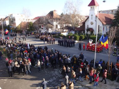 TARGU JIU, ROMANIA, ARMANIA 01 Aralık 2022 Romanya Ulusal Günü 'nde Trgu Jiu şehrinin merkezinde kent sakinlerinin de desteğiyle gerçekleştirilen gösterilerle