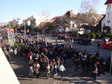 TARGU JIU, ROMANIA, ARMANIA 01 Aralık 2022 Romanya Ulusal Günü 'nde Trgu Jiu şehrinin merkezinde kent sakinlerinin de desteğiyle gerçekleştirilen gösterilerle