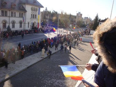 TARGU JIU, ROMANIA, ARMANIA 01 Aralık 2022 Romanya Ulusal Günü 'nde Trgu Jiu şehrinin merkezinde kent sakinlerinin de desteğiyle gerçekleştirilen gösterilerle