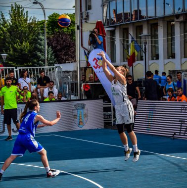TARGU JIU, ROMANIA, AUGUST04.2018, TARGU JIU Şehir Günleri 'nde gösteri basketbol oyunu, akreditasyon gerektirmeyen kamusal etkinlik.