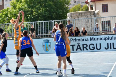 TARGU JIU, ROMANIA, AUGUST04.2018, TARGU JIU Şehir Günleri 'nde gösteri basketbol oyunu, akreditasyon gerektirmeyen kamusal etkinlik.
