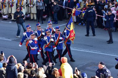 TARGU JIU, ROMANIA, 01 Aralık 2019, Targu jiu 'daki Ulusal Gün Geçidi, Romen jandarması askerleriyle donatılmış mavi gala üniformaları ya da özel arabalarla