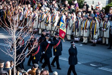 TARGU JIU, ROMANIA, 01 Aralık 2019, Targu jiu 'daki Ulusal Gün Geçidi, Romen jandarması askerleriyle donatılmış mavi gala üniformaları ya da özel arabalarla