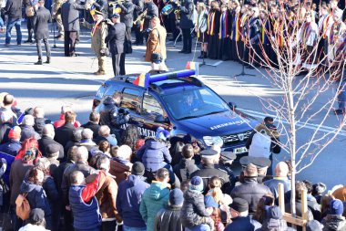 TARGU JIU, ROMANIA, 01 Aralık 2019, Targu jiu 'daki Ulusal Gün Geçidi, Romen jandarması askerleriyle donatılmış mavi gala üniformaları ya da özel arabalarla