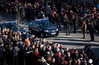TARGU JIU, ROMANIA, 01 Aralık 2019, Targu jiu 'daki Ulusal Gün Geçidi, Romen jandarması askerleriyle donatılmış mavi gala üniformaları ya da özel arabalarla
