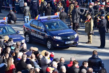 TARGU JIU, ROMANIA, 01 Aralık 2019, Targu jiu 'daki Ulusal Gün Geçidi, Romen jandarması askerleriyle donatılmış mavi gala üniformaları ya da özel arabalarla