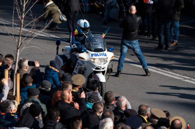 TARGU JIU, ROMANIA, 01 Aralık 2019, Targu jiu 'daki Ulusal Gün Geçidi, Romen jandarması askerleriyle donatılmış mavi gala üniformaları ya da özel arabalarla