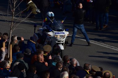 TARGU JIU, ROMANIA, 01 Aralık 2019, Targu jiu 'daki Ulusal Gün Geçidi, Romen jandarması askerleriyle donatılmış mavi gala üniformaları ya da özel arabalarla