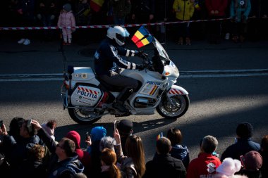 TARGU JIU, ROMANIA, 01 Aralık 2019, Targu jiu 'daki Ulusal Gün Geçidi, Romen jandarması askerleriyle donatılmış mavi gala üniformaları ya da özel arabalarla