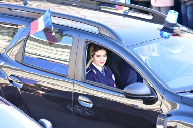 TARGU JIU, ROMANIA, 01 Aralık 2019, Targu jiu 'daki Ulusal Gün Geçidi, Romen jandarması askerleriyle donatılmış mavi gala üniformaları ya da özel arabalarla