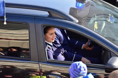 TARGU JIU, ROMANIA, 01 Aralık 2019, Targu jiu 'daki Ulusal Gün Geçidi, Romen jandarması askerleriyle donatılmış mavi gala üniformaları ya da özel arabalarla