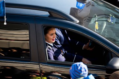 TARGU JIU, ROMANIA, 01 Aralık 2019, Targu jiu 'daki Ulusal Gün Geçidi, Romen jandarması askerleriyle donatılmış mavi gala üniformaları ya da özel arabalarla