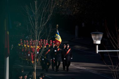 Targu-jiu 'daki ulusal geçit töreni. Üniformalı itfaiyeciler, koruyucu giysiler ve özel kırmızı itfaiye araçlarıyla.