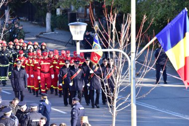 Targu-jiu 'daki ulusal geçit töreni. Üniformalı itfaiyeciler, koruyucu giysiler ve özel kırmızı itfaiye araçlarıyla.