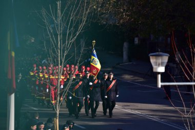 Targu-jiu 'daki ulusal geçit töreni. Üniformalı itfaiyeciler, koruyucu giysiler ve özel kırmızı itfaiye araçlarıyla.
