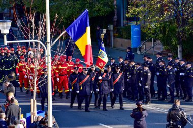 Targu-jiu 'daki ulusal geçit töreni. Üniformalı itfaiyeciler, koruyucu giysiler ve özel kırmızı itfaiye araçlarıyla.