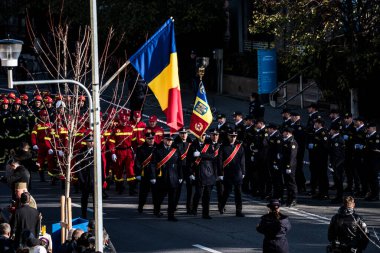 Targu-jiu 'daki ulusal geçit töreni. Üniformalı itfaiyeciler, koruyucu giysiler ve özel kırmızı itfaiye araçlarıyla.