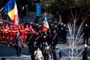 Targu-jiu 'daki ulusal geçit töreni. Üniformalı itfaiyeciler, koruyucu giysiler ve özel kırmızı itfaiye araçlarıyla.