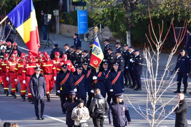 Targu-jiu 'daki ulusal geçit töreni. Üniformalı itfaiyeciler, koruyucu giysiler ve özel kırmızı itfaiye araçlarıyla.