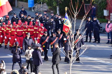 Targu-jiu 'daki ulusal geçit töreni. Üniformalı itfaiyeciler, koruyucu giysiler ve özel kırmızı itfaiye araçlarıyla.