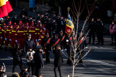 Targu-jiu 'daki ulusal geçit töreni. Üniformalı itfaiyeciler, koruyucu giysiler ve özel kırmızı itfaiye araçlarıyla.