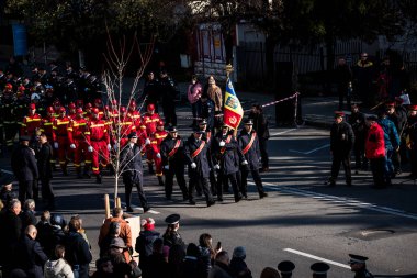 Targu-jiu 'daki ulusal geçit töreni. Üniformalı itfaiyeciler, koruyucu giysiler ve özel kırmızı itfaiye araçlarıyla.