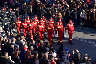 Targu-jiu 'daki ulusal geçit töreni. Üniformalı itfaiyeciler, koruyucu giysiler ve özel kırmızı itfaiye araçlarıyla.