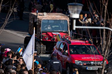 Targu-jiu 'daki ulusal geçit töreni. Üniformalı itfaiyeciler, koruyucu giysiler ve özel kırmızı itfaiye araçlarıyla.