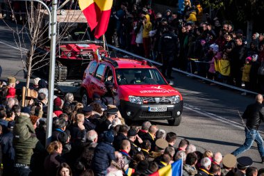 Targu-jiu 'daki ulusal geçit töreni. Üniformalı itfaiyeciler, koruyucu giysiler ve özel kırmızı itfaiye araçlarıyla.