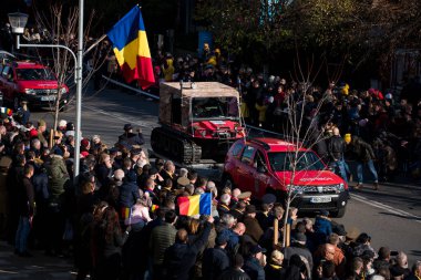 Targu-jiu 'daki ulusal geçit töreni. Üniformalı itfaiyeciler, koruyucu giysiler ve özel kırmızı itfaiye araçlarıyla.