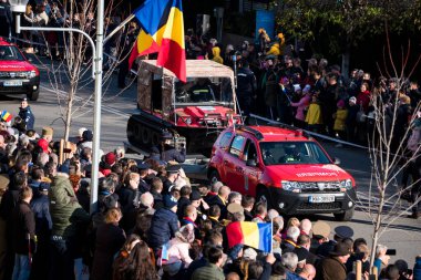 Targu-jiu 'daki ulusal geçit töreni. Üniformalı itfaiyeciler, koruyucu giysiler ve özel kırmızı itfaiye araçlarıyla.