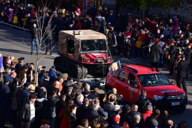 Targu-jiu 'daki ulusal geçit töreni. Üniformalı itfaiyeciler, koruyucu giysiler ve özel kırmızı itfaiye araçlarıyla.