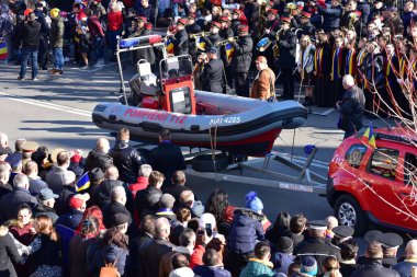 Targu-jiu 'daki ulusal geçit töreni. Üniformalı itfaiyeciler, koruyucu giysiler ve özel kırmızı itfaiye araçlarıyla.