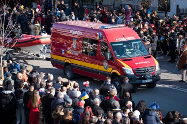 Targu-jiu 'daki ulusal geçit töreni. Üniformalı itfaiyeciler, koruyucu giysiler ve özel kırmızı itfaiye araçlarıyla.