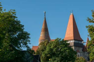 Huniazis veya Hunedoara Şatosu olarak da bilinen Corvinilor Kalesi, Romanya 'nın dünyanın en güzel kalesi kabul edilen Gotik mimarinin bir anıtı olan Hunedoara' nın ortaçağ kalesi.